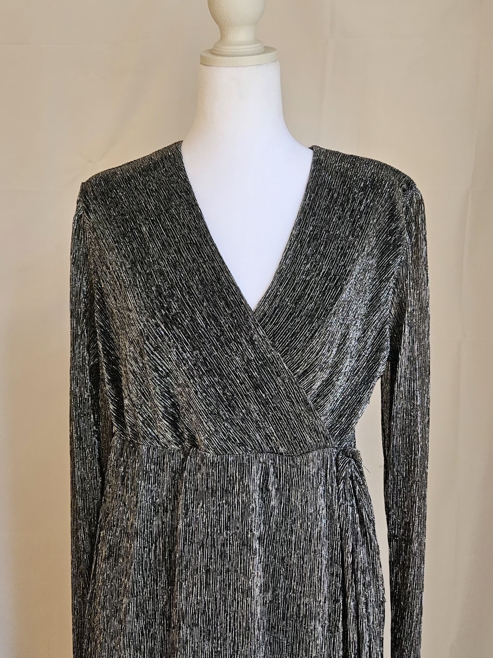 Serra Metallic Silver Plisse Long Sleeve Wrap Dress NWT Size Small - Picture 3 of 16